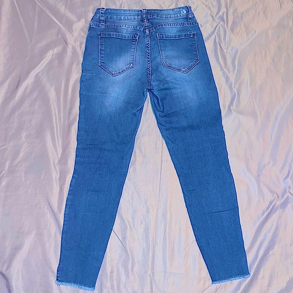Cute frayed bottom Kenzie jeans that will compliment every body type. - Picture 4 of 4